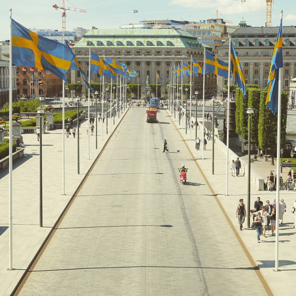 Jalan di depan istana raja di Stockholm